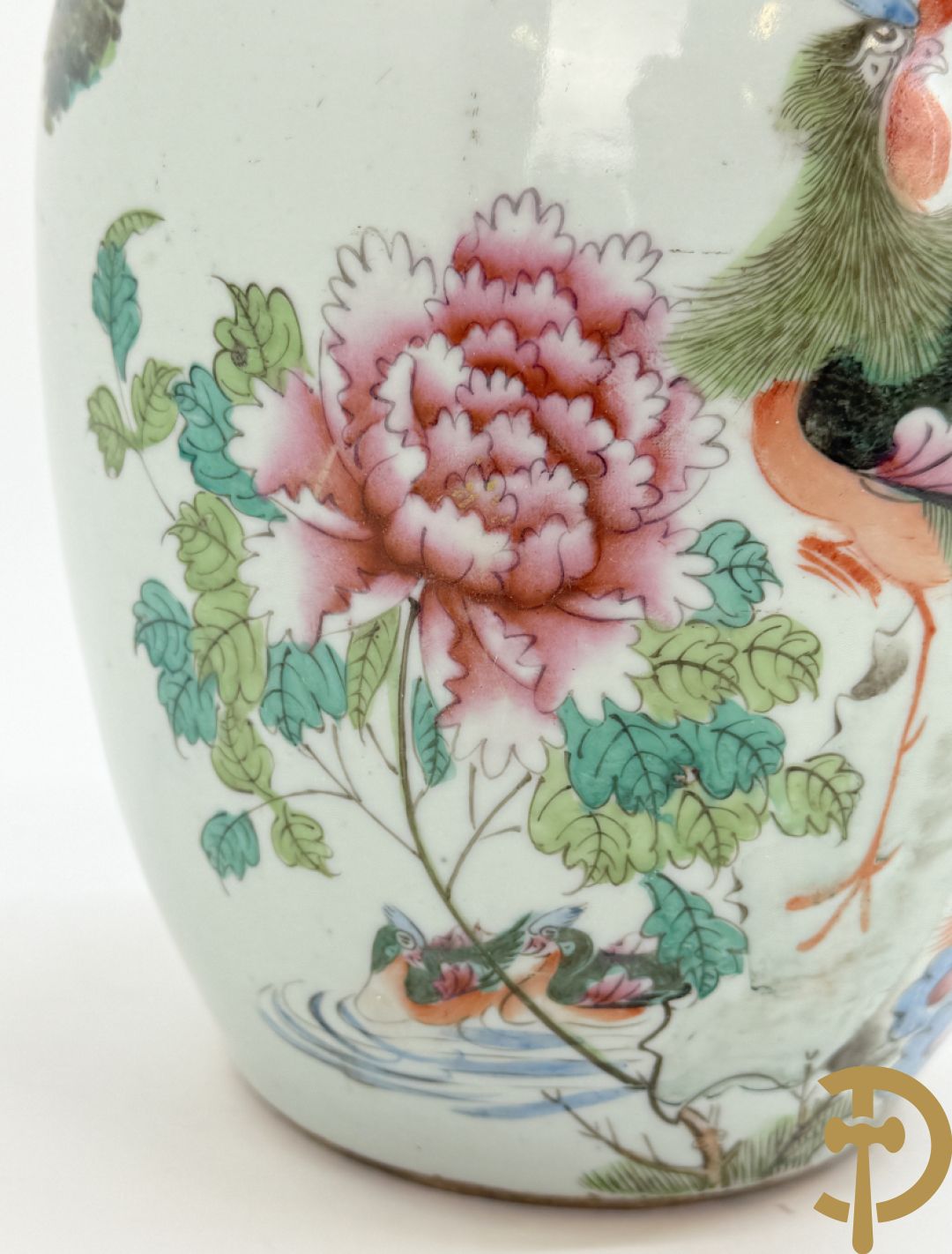 Drie Chinese porseleinen dekselpotiches met vogel- en bloemendecor