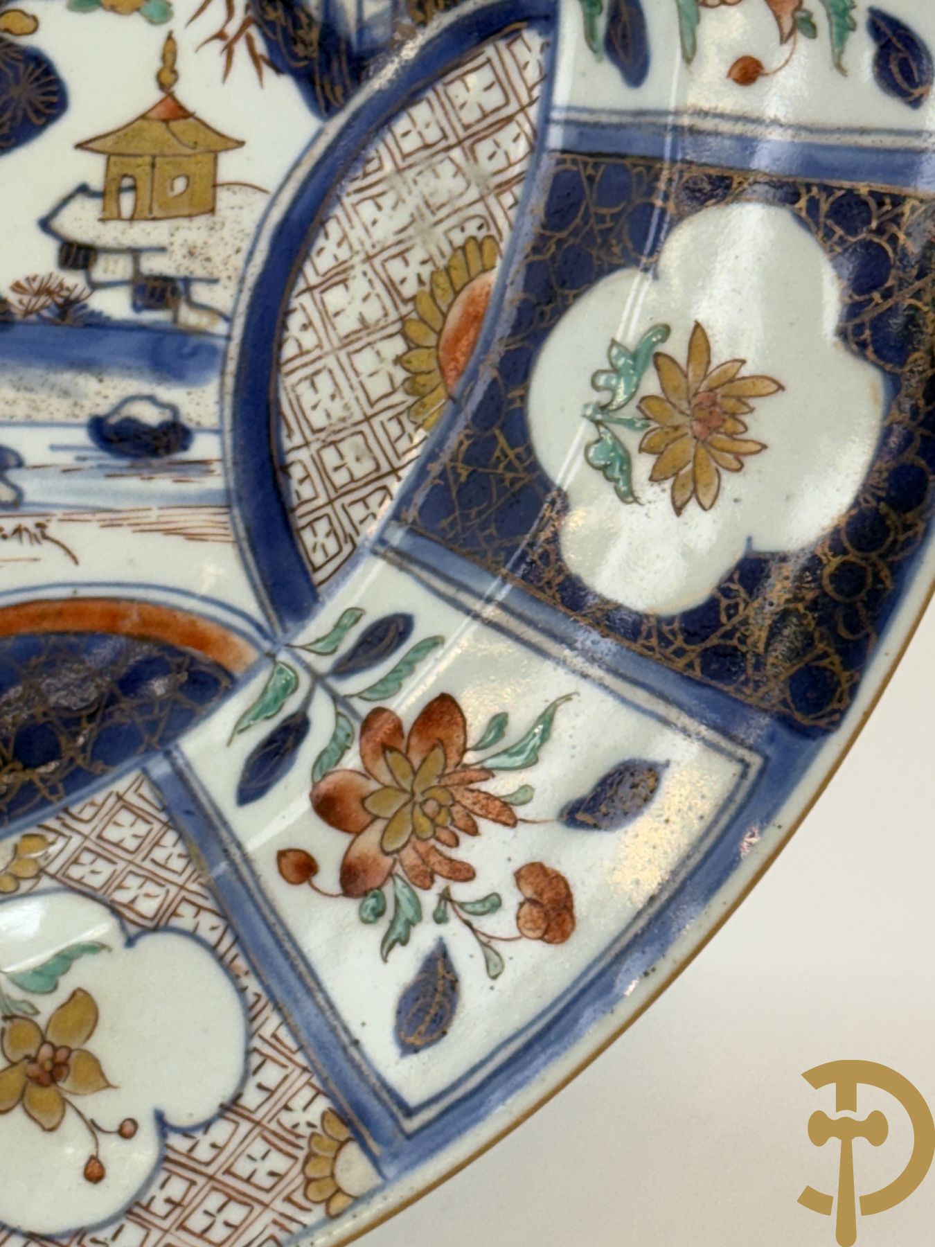 Chinees porseleinen Imari bord met landschapsdecor en bloemen