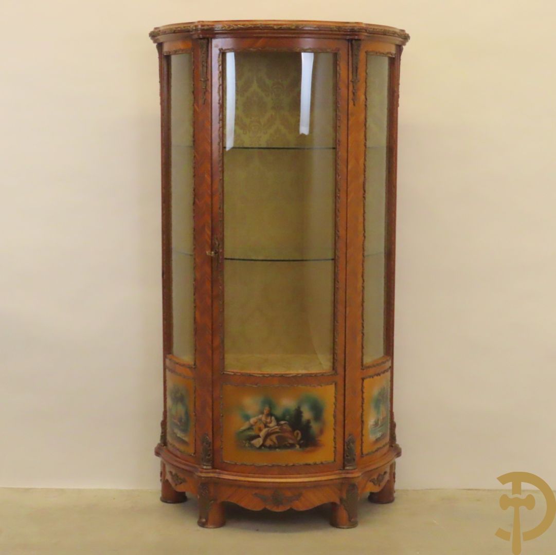 Gebogen notelaren vitrine bezet met bronsbeslag en onderaan met romantisch tafereel