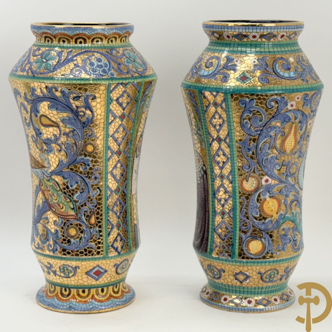 Twee Italiaanse vazen met verguld decor van personages en bloemenranken, Maioliche Deruta Italy 10005/45 en 10005/47