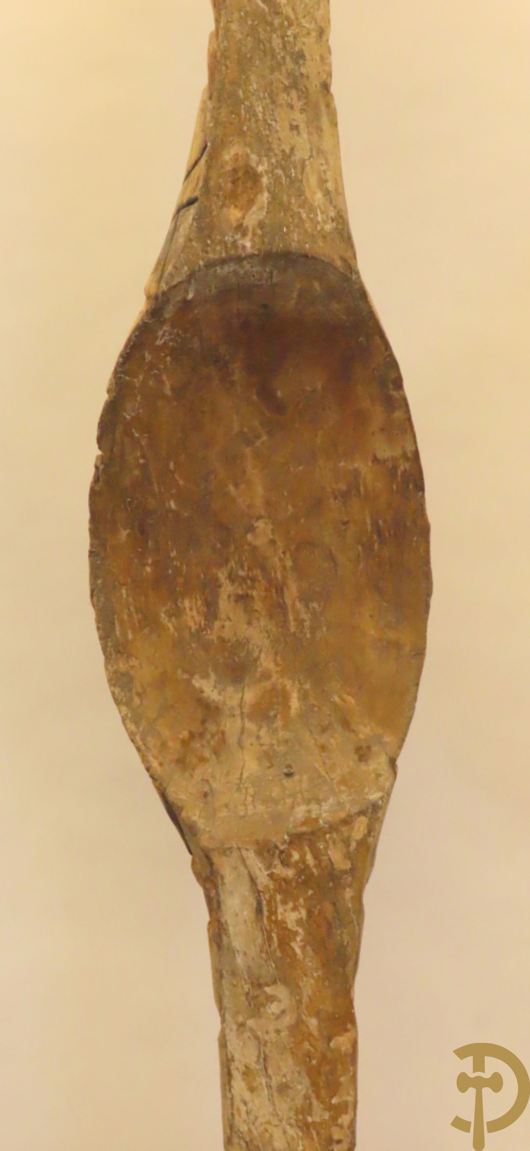 Afrikaans gekleurd decoratief sierelement als totempaal op ijzeren sokkel