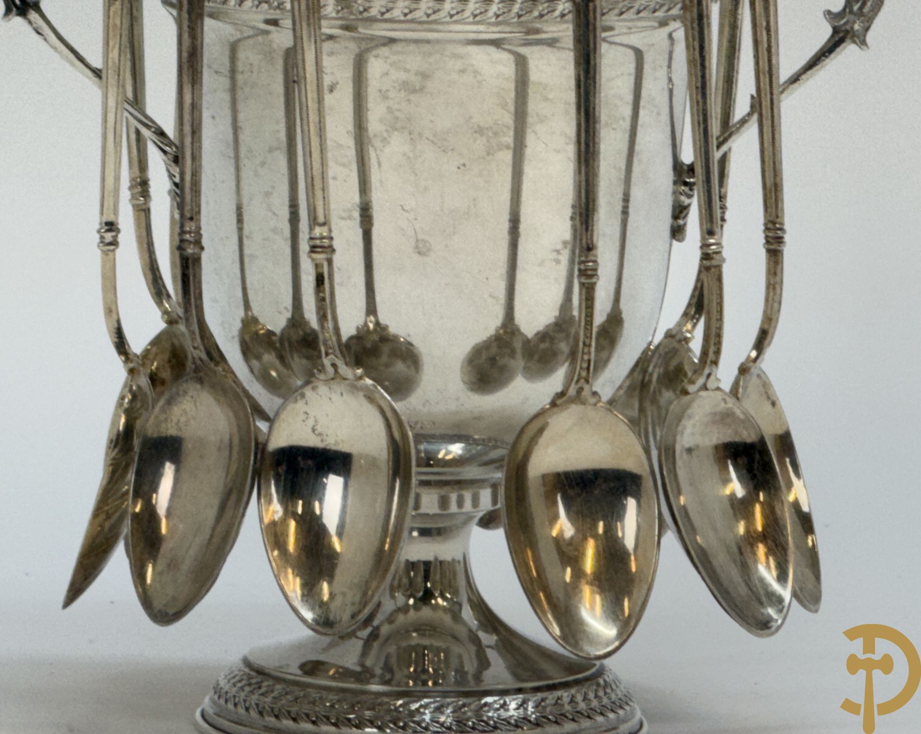 Massief zilveren suikerpot met 12 bijhorende massief zilveren lepeltjes bezet met koppen naar de antieken