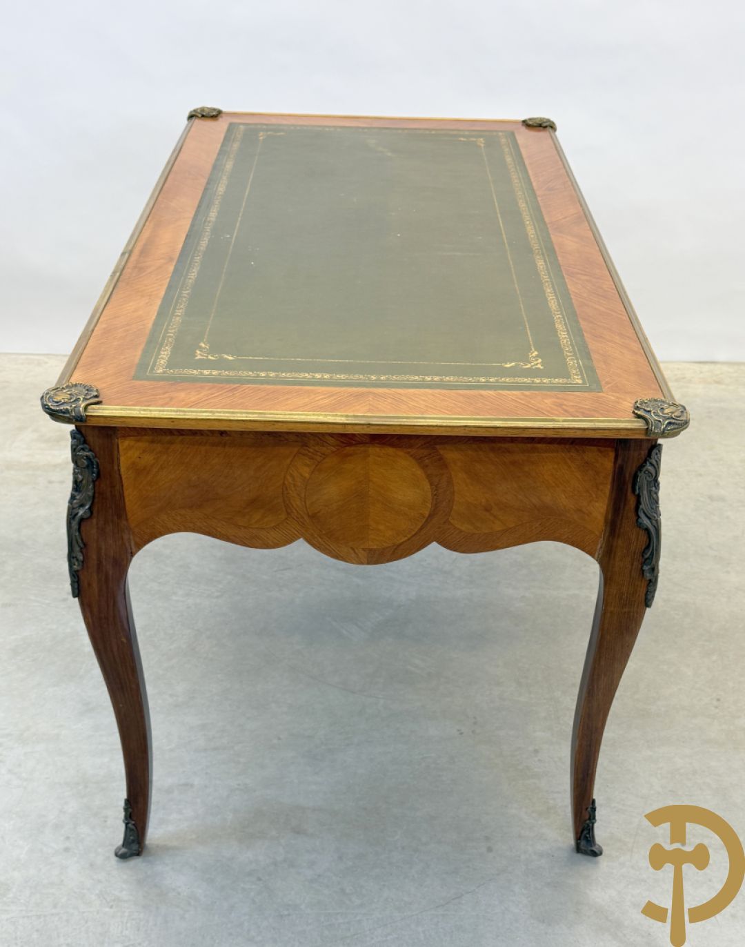 Notelaren Louis XV bureau met lederen blad, 3 lades  en bronsbeslag op voluutvormige poten