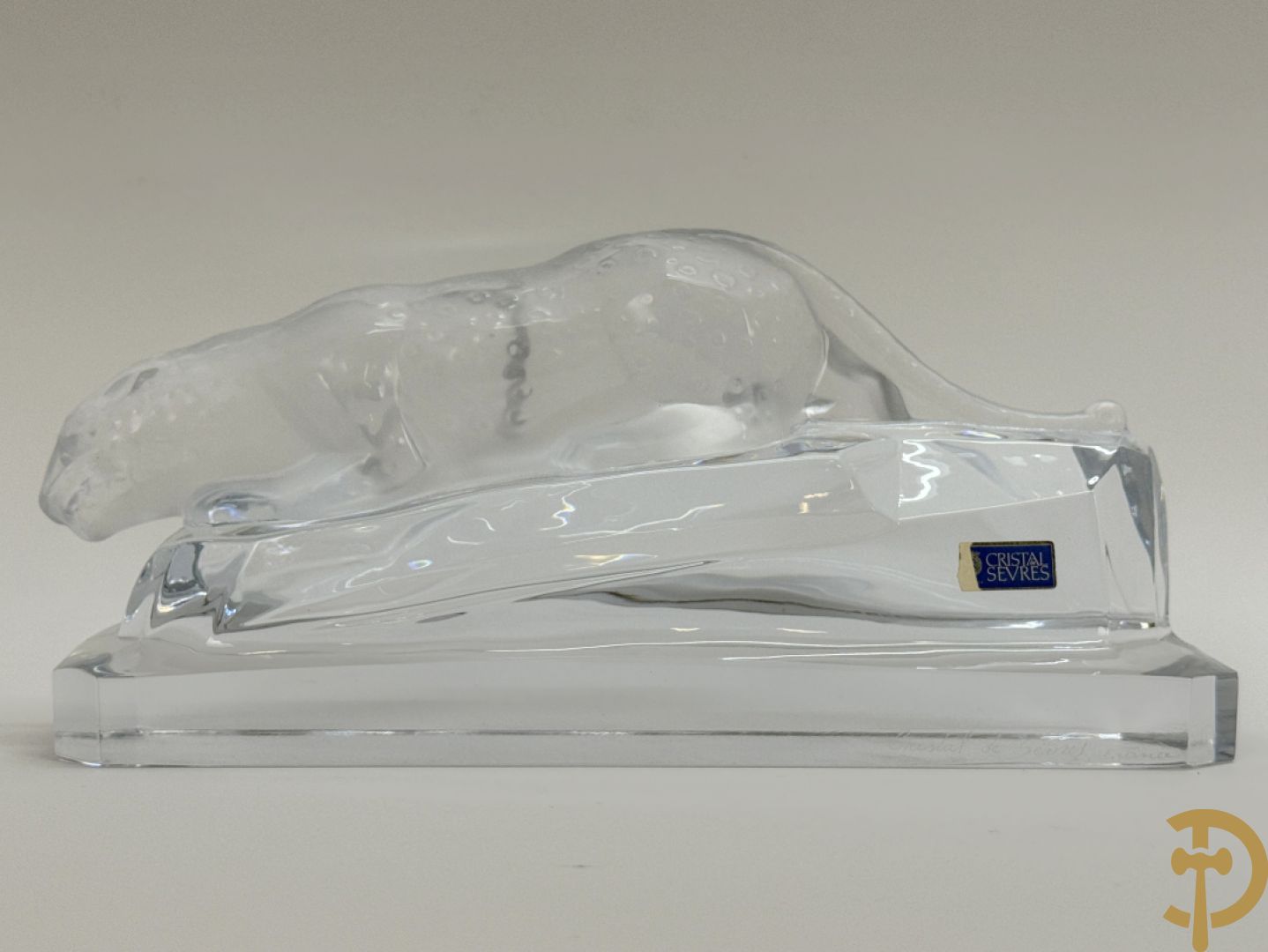 Sluipend luipaard in kristal, Cristal de Sèvres France gemerkt