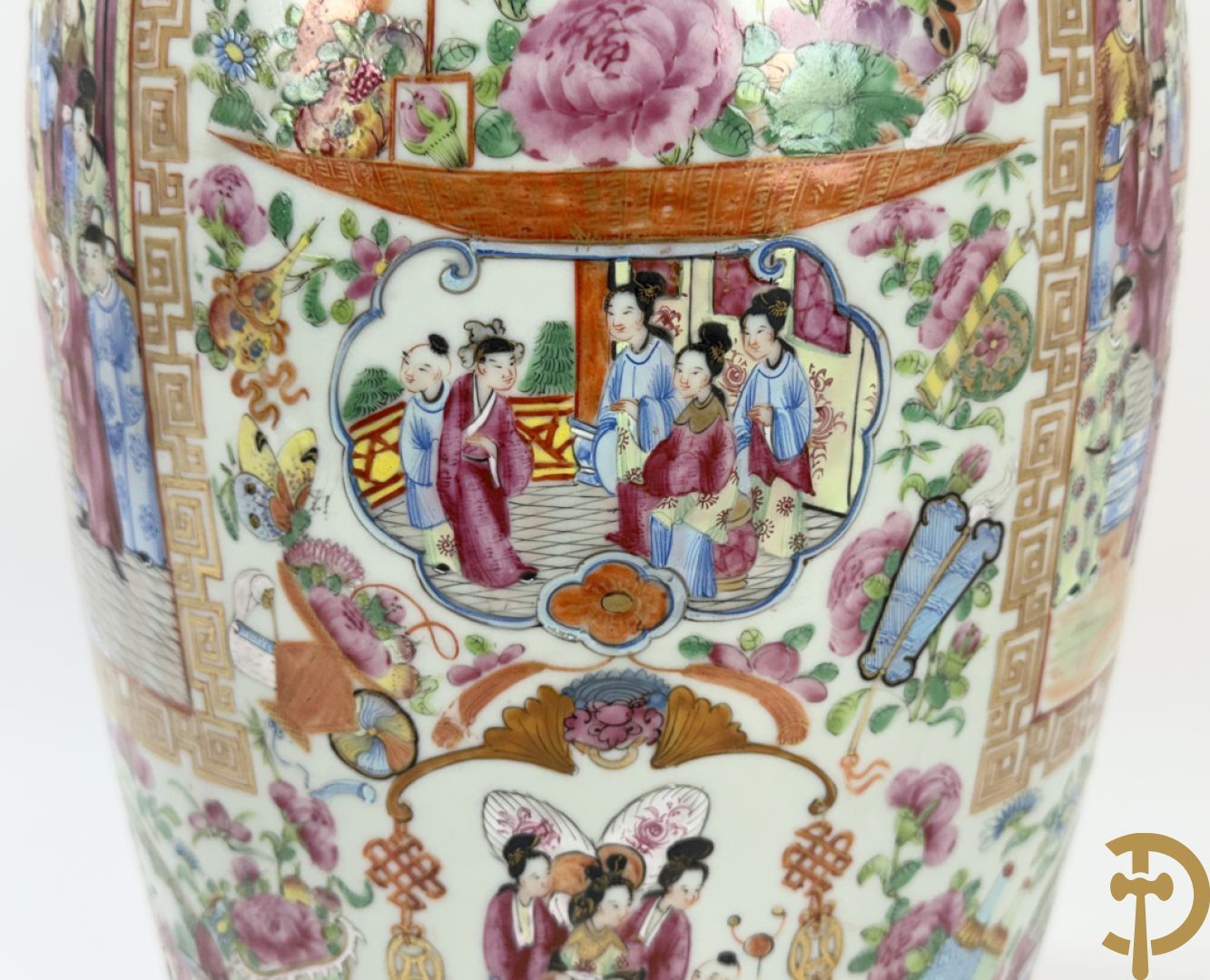 Chinese porseleinen Kanton vaas met geanimeerde hoftaferelen, natuurmotieven, fauna en floradecor