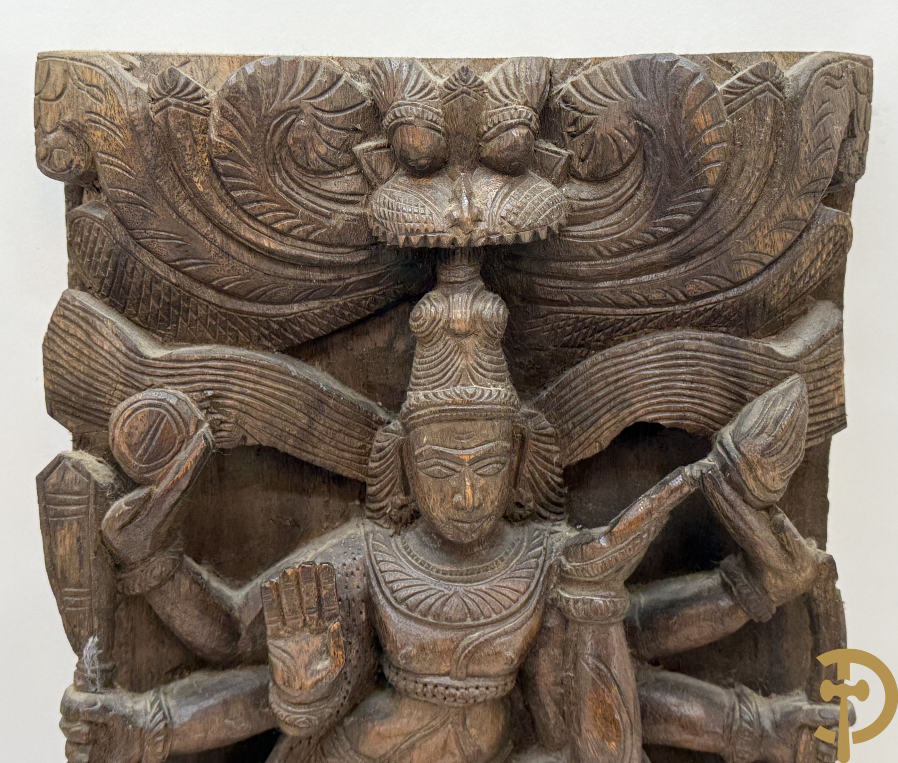 Paar Indische houtgesculpteerde basreliefs van geisha