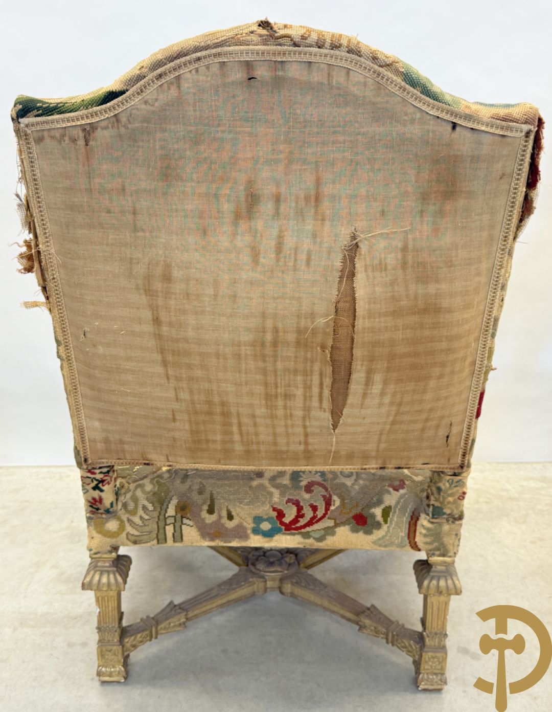 Vier vergulde Louis XIV kasteelarmzetels met geanimeerde scènes in petit points, 19e