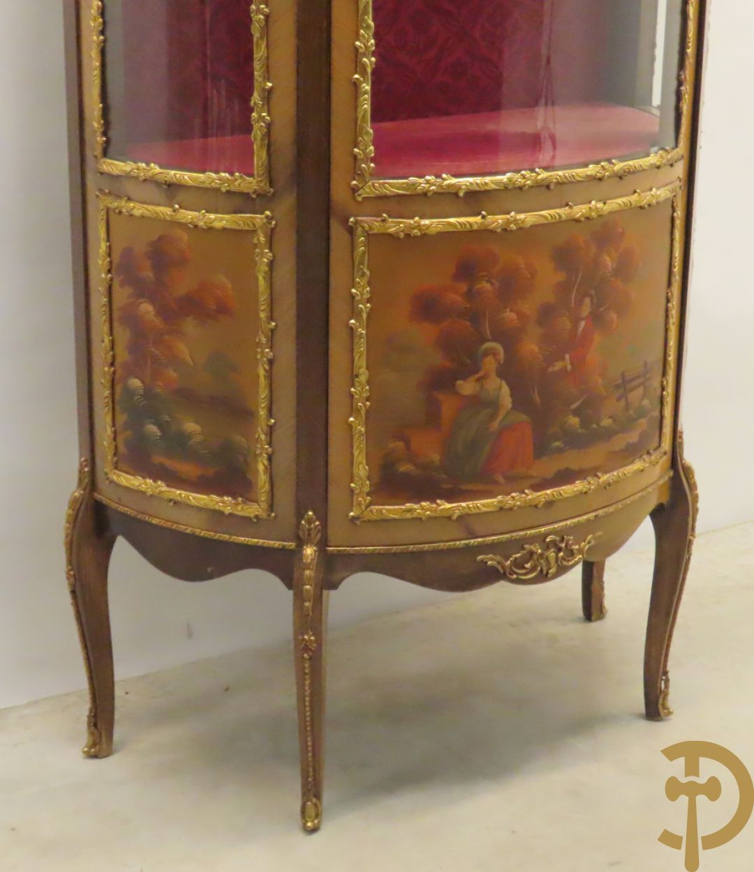 Gebogen notelaren vitrine met bronsbeslag en geanimeerd romantisch tafereel onderaan