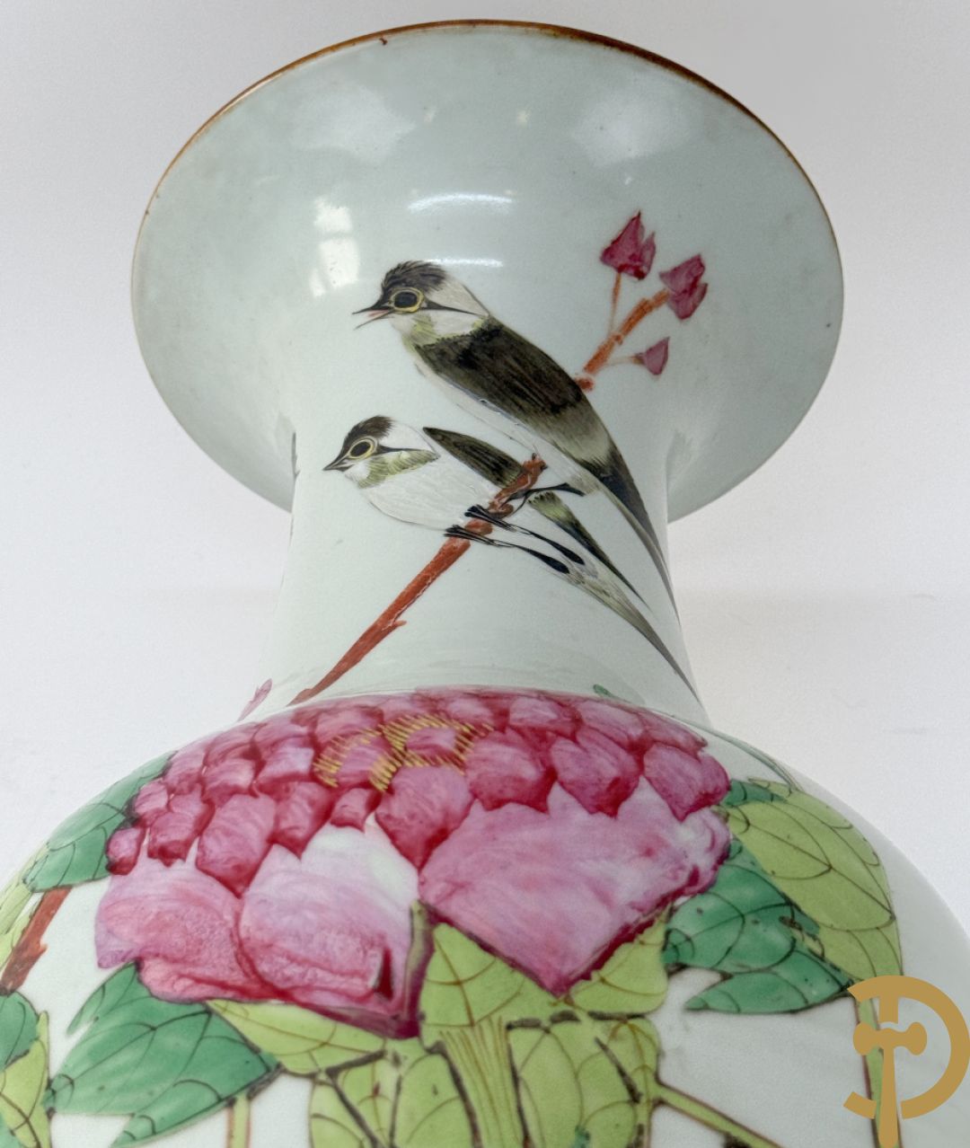 Paar Chinese porseleinen vazen met bloemen- en vogeldecor, achteraan getekend