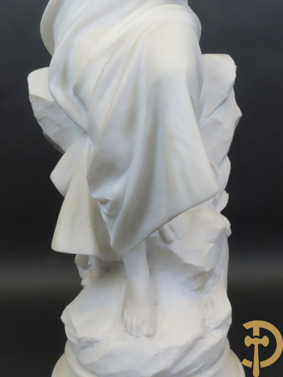 Prof. Fagioli Firenze getekend : Witte marmersculptuur van zittende dame met ontblote boezem met muziekinstrument