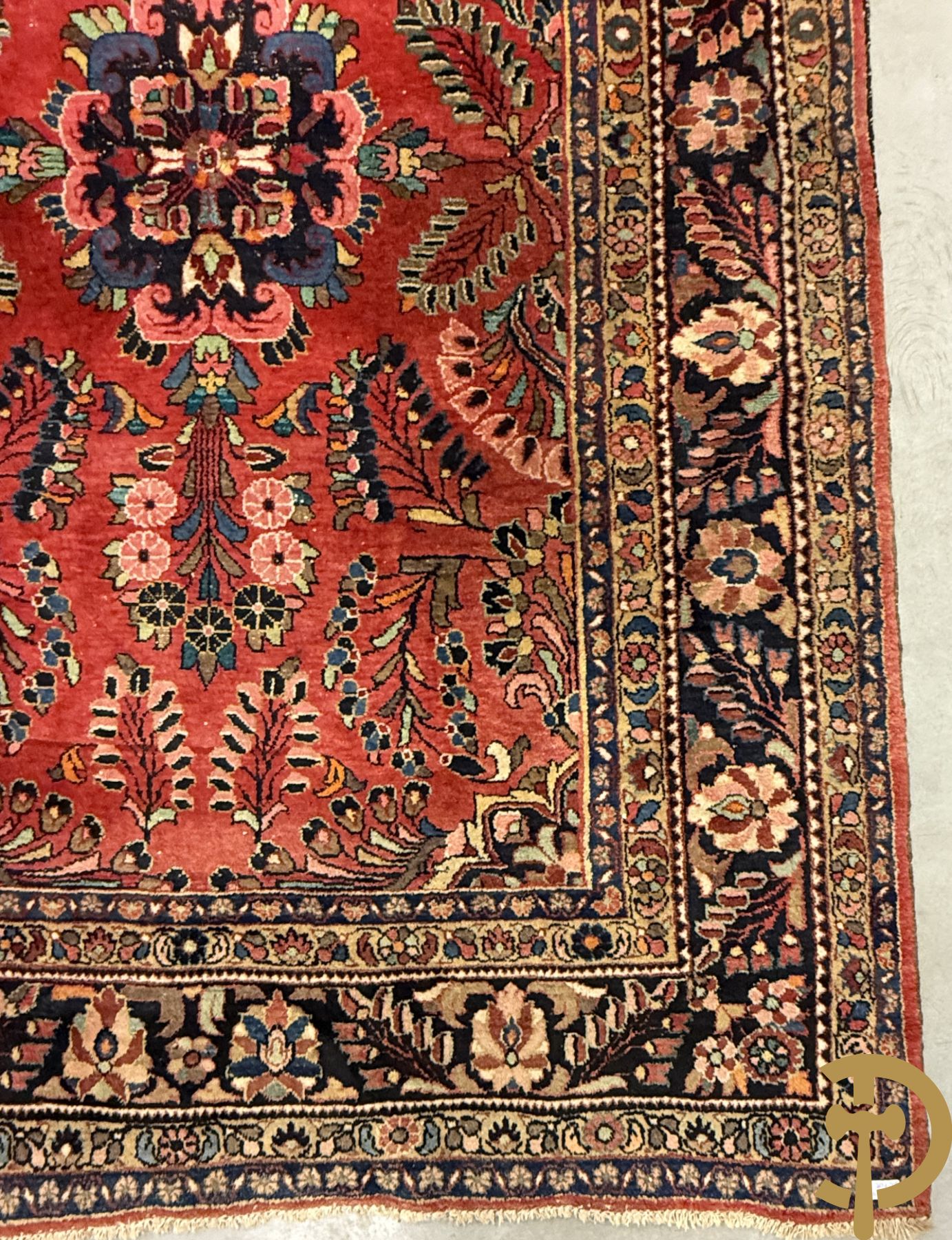 Oosters handgeknoopt tapijt met rode fond, bloemen en accanthusranken