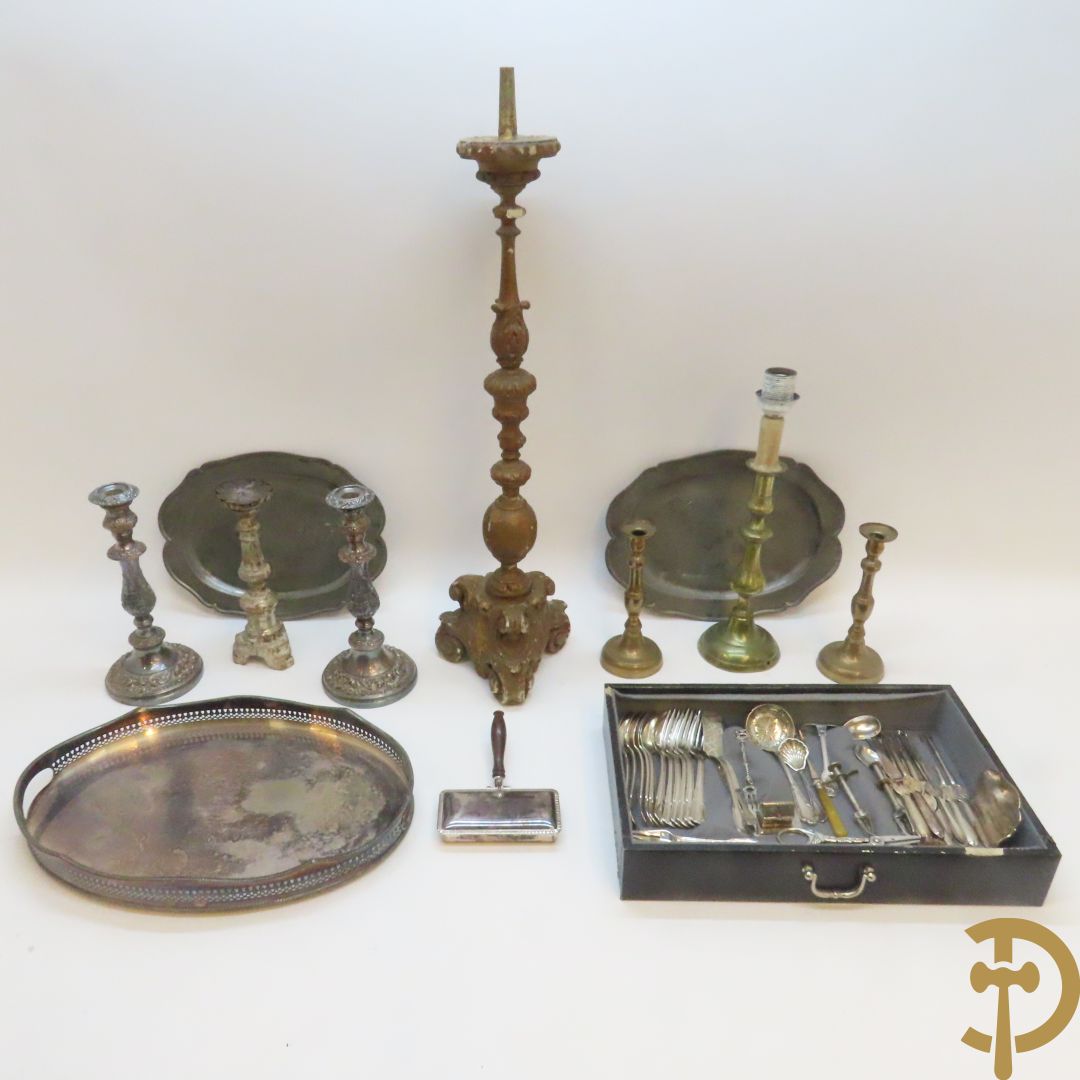 Reeks verzilverde kandelaars met rocailles + paar koperen kandelaars + houten kandelaar + 2 tinnen schotels + bestek e.a.