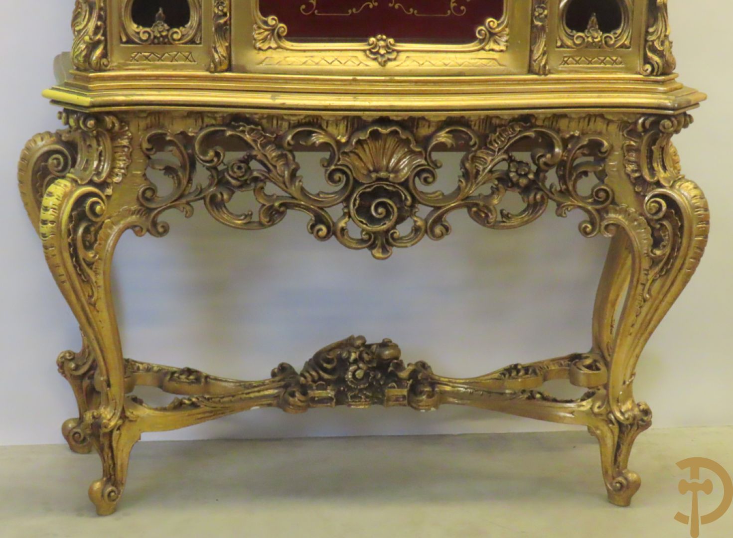 Uitzonderlijke vergulde Louis XV eetkamer bestaande uit vijfdeursdressoir met voluutvormige accanthusranken en rocailles, beschilderd met bloemenmotieven en centraal tafererel met hoornen des overvloeds + bijhorende spiegel vergulde tafel op voluutvormige poten met zes bijhorende stoelen + vitrine met accanthusranken en centrale deur, op voluutvormige poten