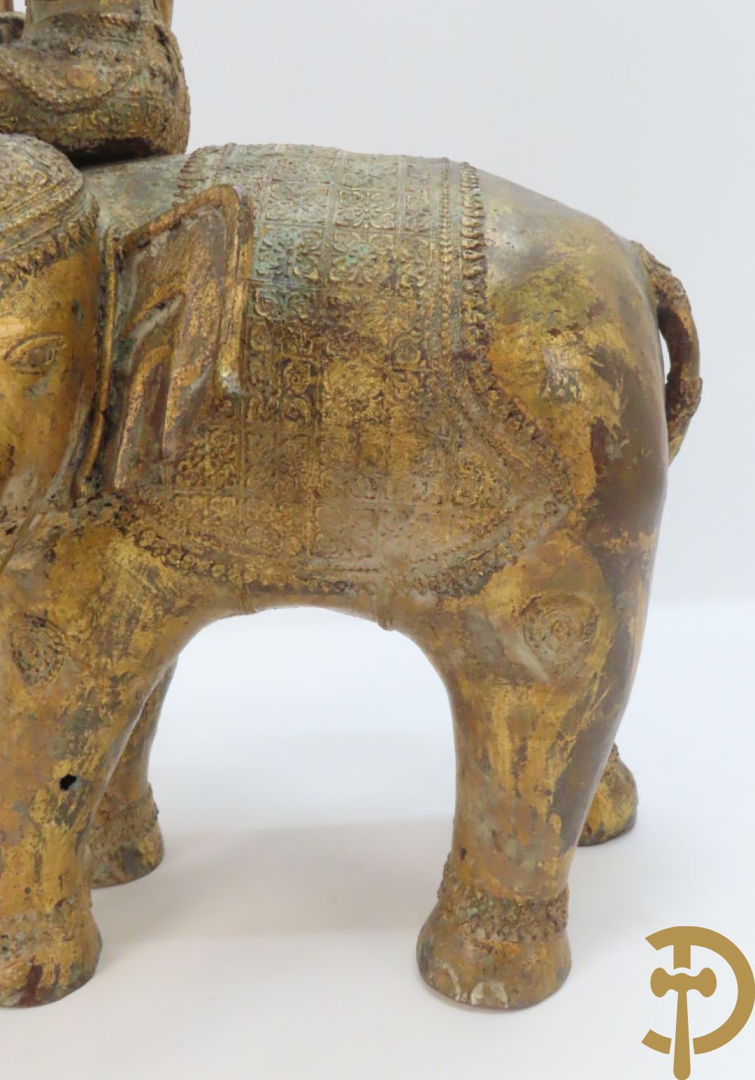 Orientaalse kopersculptuur van driekoppige olifant met boedhisatsvat + koperen boedhistische figuur met snaarinstrument