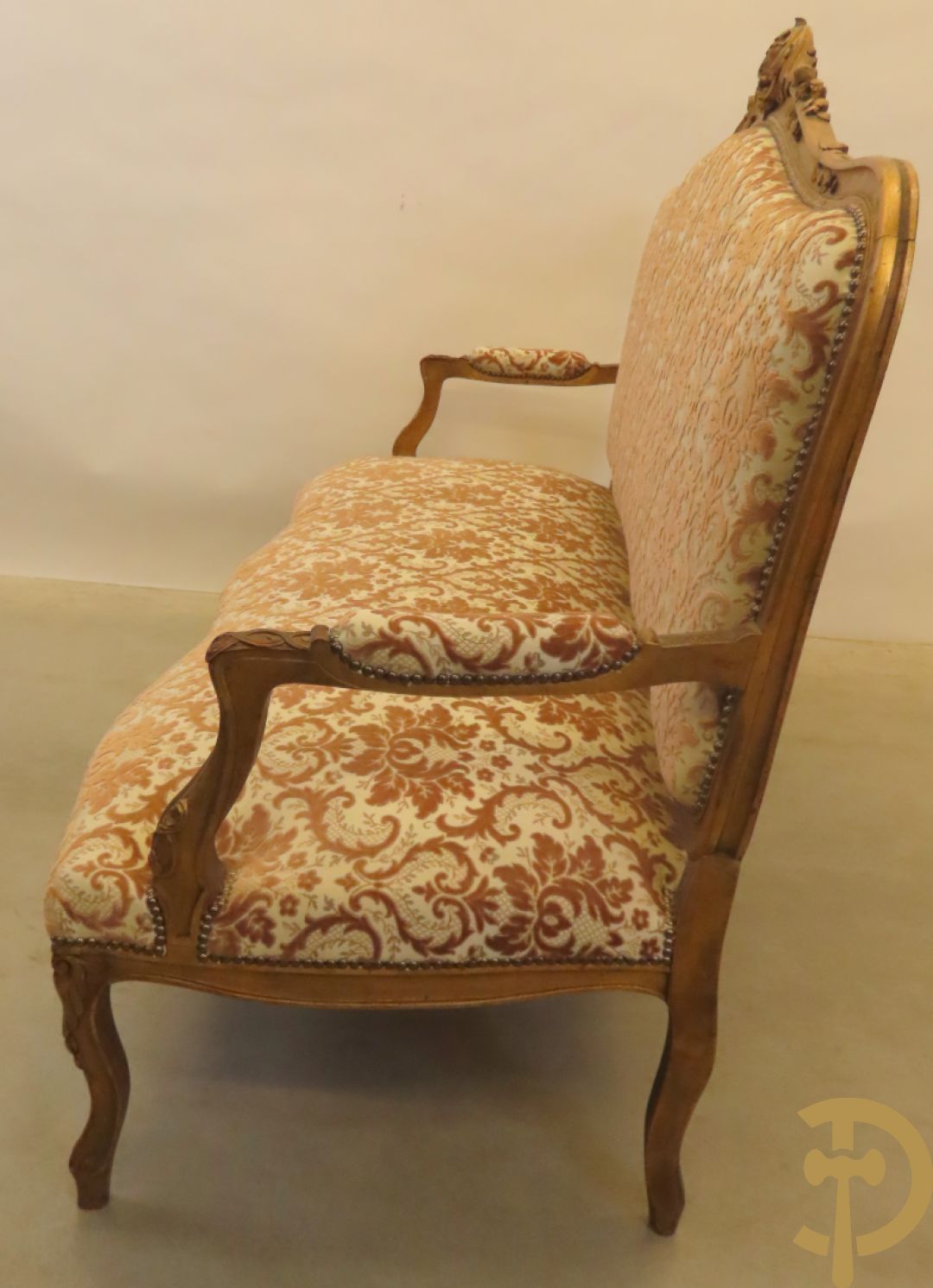 Vijfdelig verguld Louis XV salonensemble bestaande uit canapé en 4 fauteuils - met mooie accanthusranken en bloemensculptuur