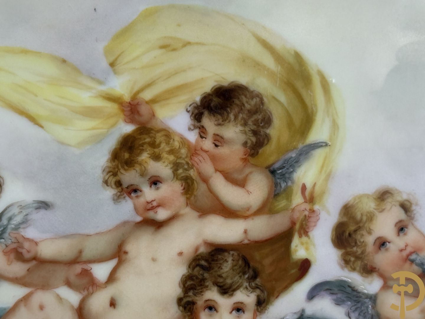 Porseleinen sierbord met decor van cupido