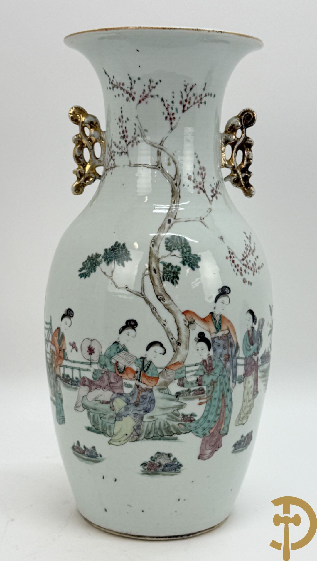 Paar Chinese porseleinen vazen met geisha decor en dames in landschap