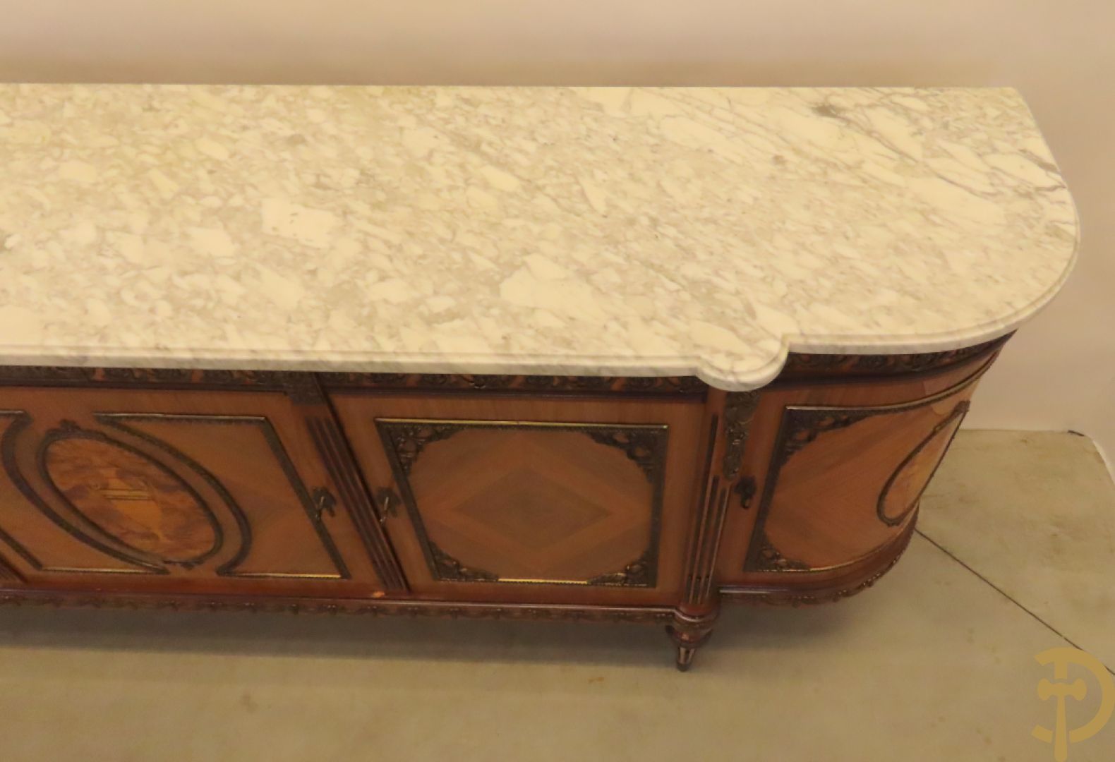 Notelaren eetkamer Louis XVI stijl bestaande uit vijfdeursdressoir met bloemenmarquetterie, bronsbeslag en wit marmeren blad, ovale uittrekbare tafel, 6 stoelen met leder bekleed en gegalbeerde vitrine met geslepen ruitjes