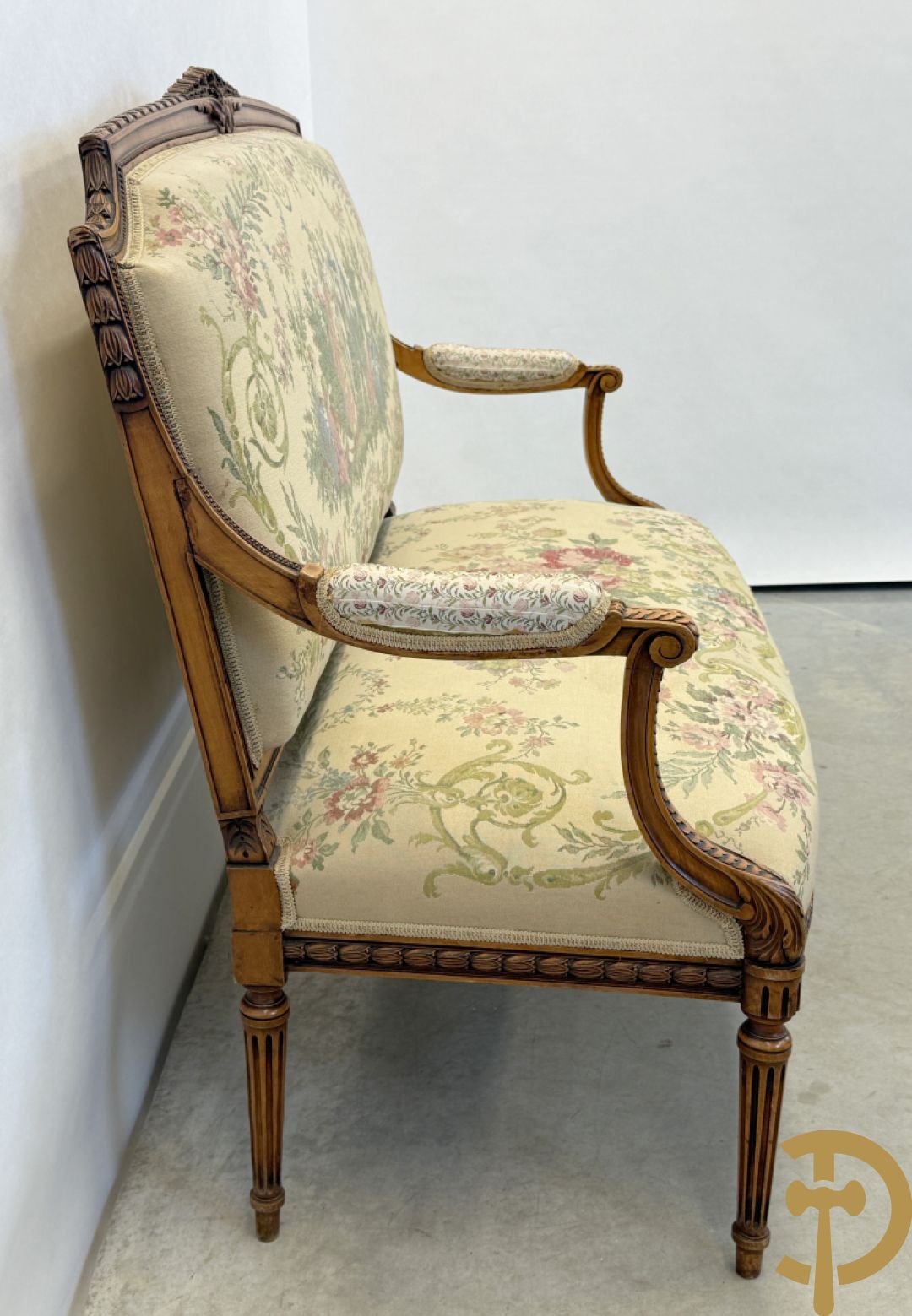 Vijfdelig notelaren Louis XVI salonensemble bestaande uit canapé, 2 armzetels en 2 stoelen