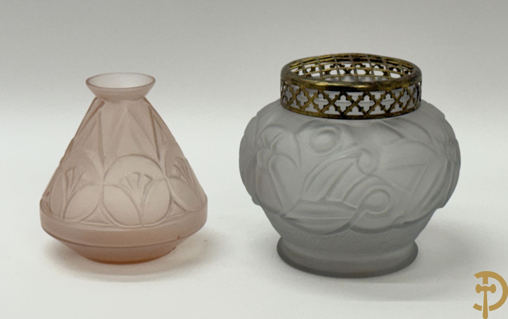 Geperste glazen Art deco vaas, Scailmont H.H. gemerkt  (Henri Heemkerk) + pique fleur in geperst glas met bloemenmotieven Scailmont gemerkt