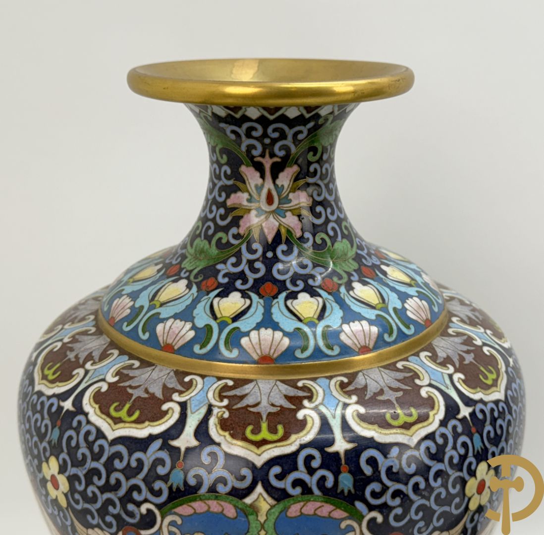 Paar cloisoné vazen met bloemen- en vogeldecor