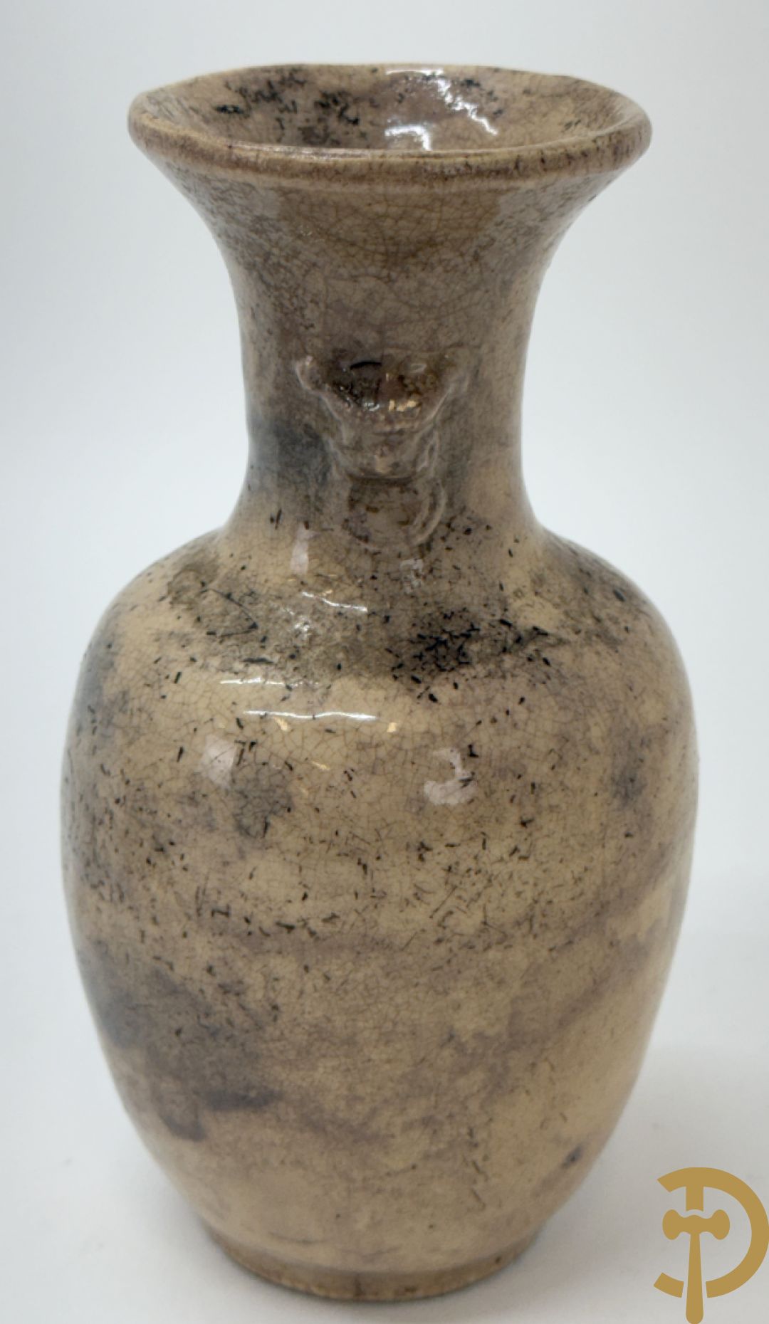 Porseleinen Chinese bolvormige vaas met geanimeerde taferelen + Chinees aardewerken vaasje