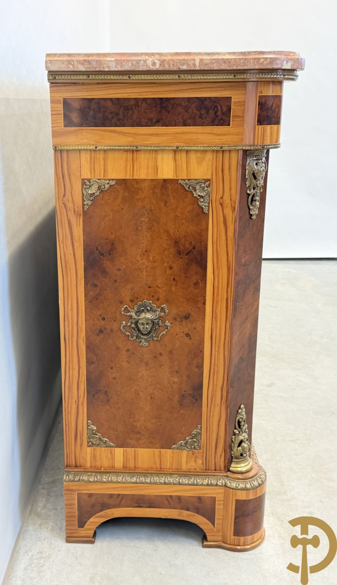 Notelaren driedeursdressoir met bloemenmarquetterie, bronsbeslag en marmeren blad