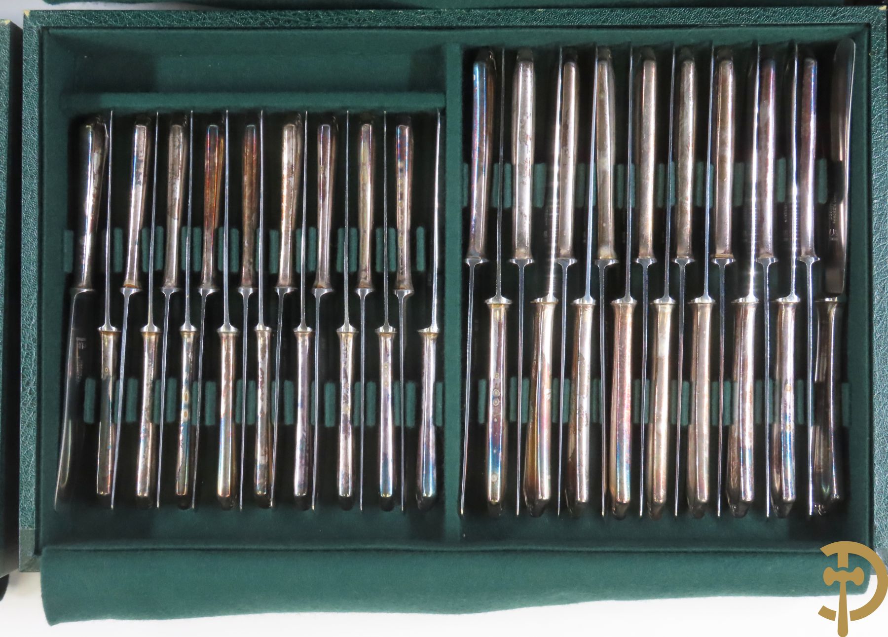 Verzilverd bestek 100/1000 bestaande uit 9 reeksen van 12 en 16 losse stukken