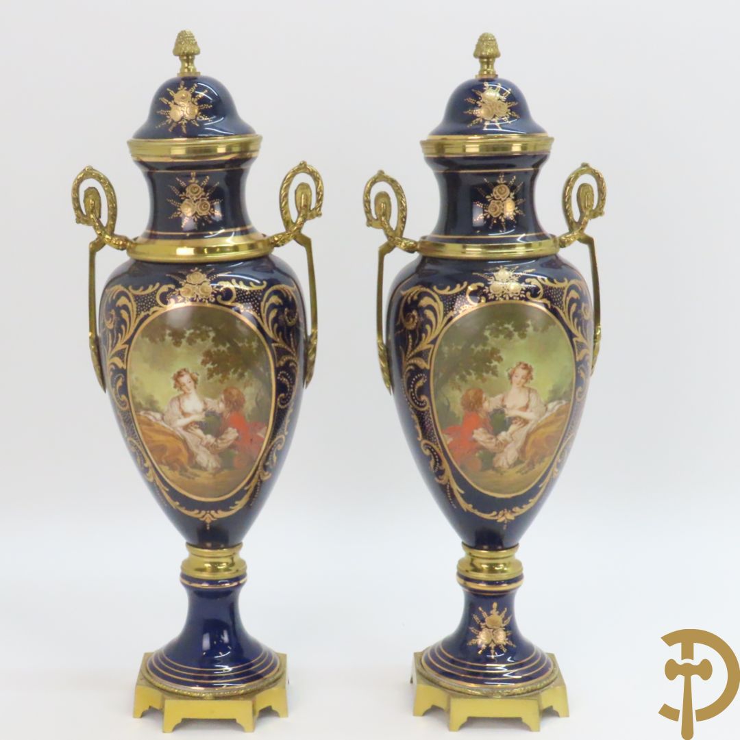 Paar kobaltblauwe dekselpotiches, Sèvres stijl