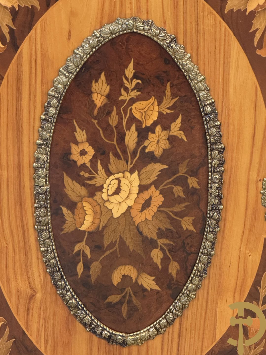 Notelaren driedeursdressoir met bloemenmarquetterie, bronsbeslag en marmeren blad