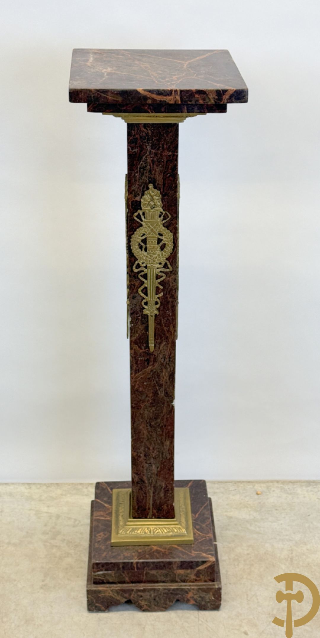 Bruin geaderde marmeren zuil met bronzen ornamenten