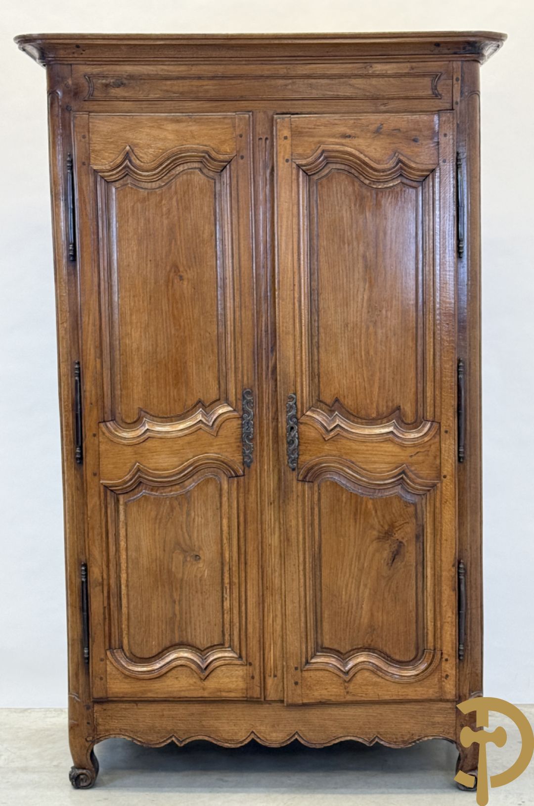 Massief eiken tweedeurskast met gezwaaide deuren op voluutvormige poten
