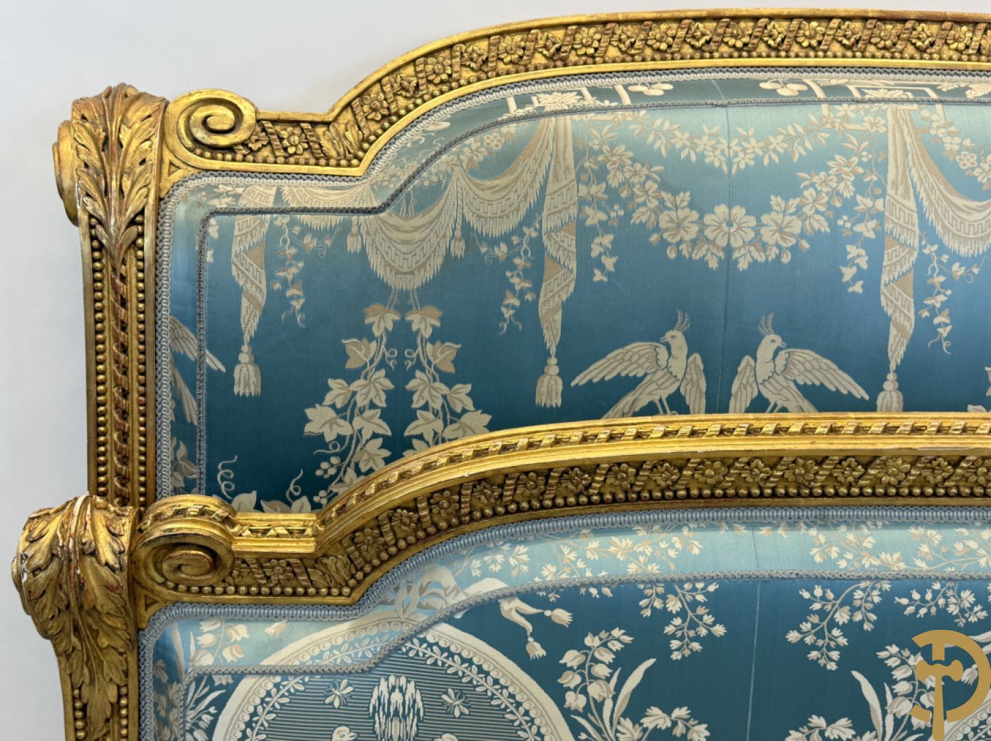 Verguld afgebogen Louis XVI bed met accanthusranken en voluutvormige ornamenten, mooi gestoffeerd met florale motieven