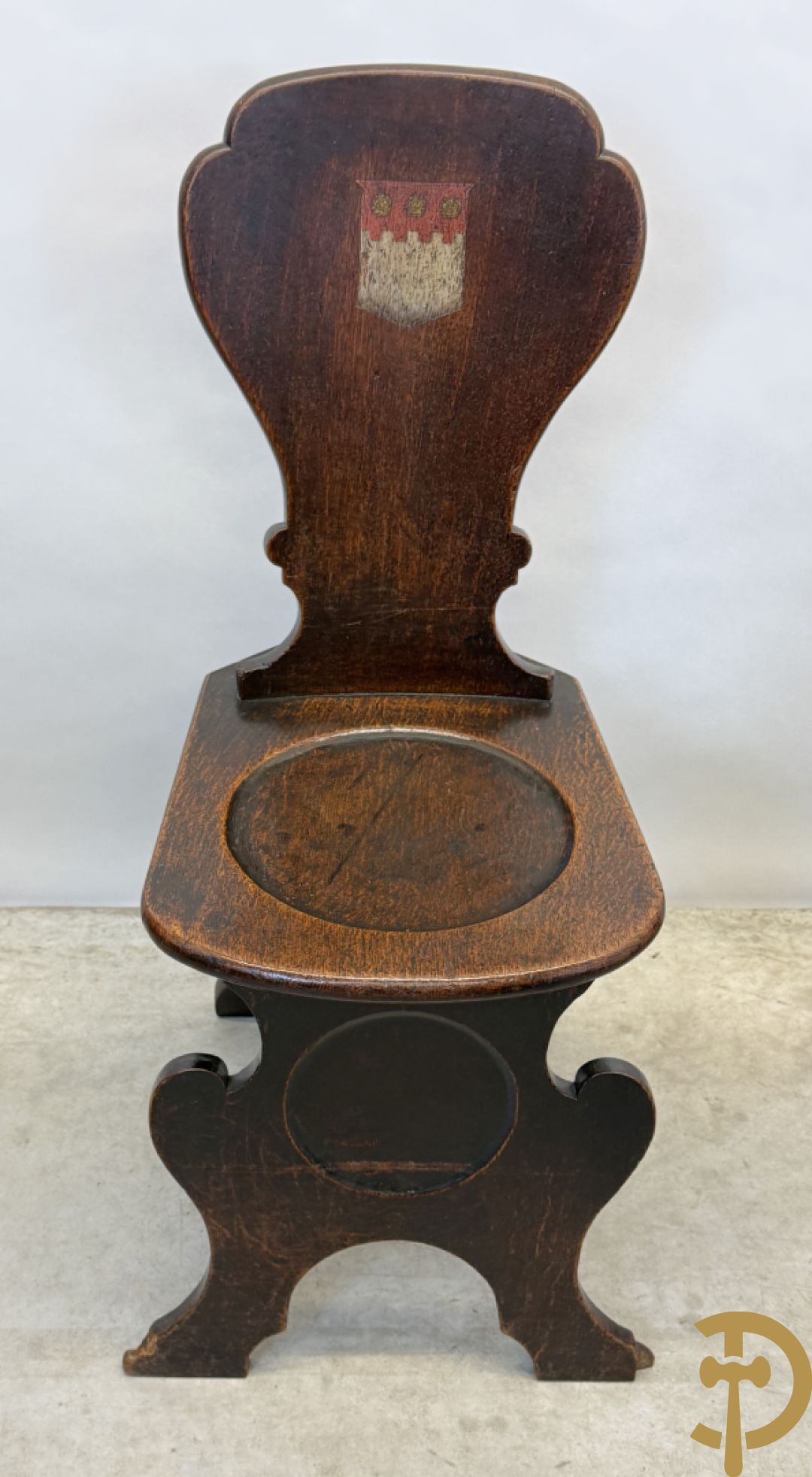 Zes landelijke eiken stoelen met beschilderde wapenschilden op de rug