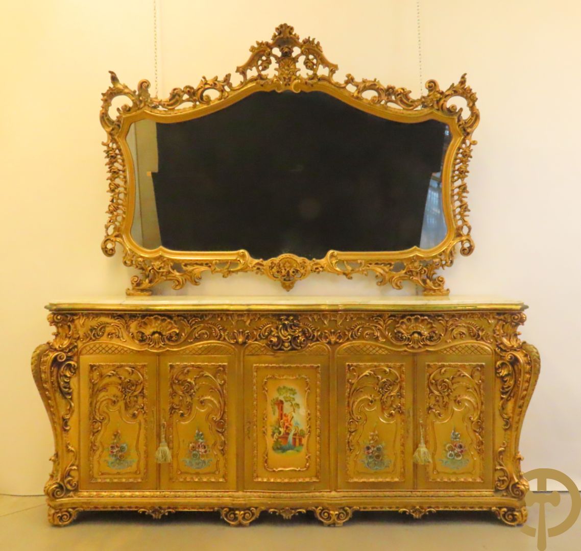 Uitzonderlijke vergulde Louis XV eetkamer bestaande uit vijfdeursdressoir met voluutvormige accanthusranken en rocailles, beschilderd met bloemenmotieven en centraal tafererel met hoornen des overvloeds + bijhorende spiegel vergulde tafel op voluutvormige poten met zes bijhorende stoelen + vitrine met accanthusranken en centrale deur, op voluutvormige poten