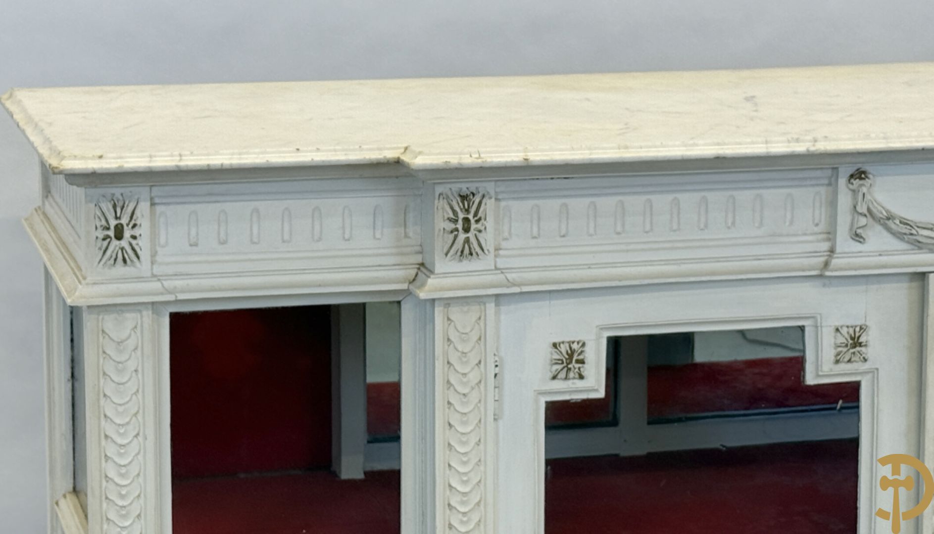 Louis XVI vitrine als toonbank met 2 deuren en 2 zijkanten - met wit marmeren blad