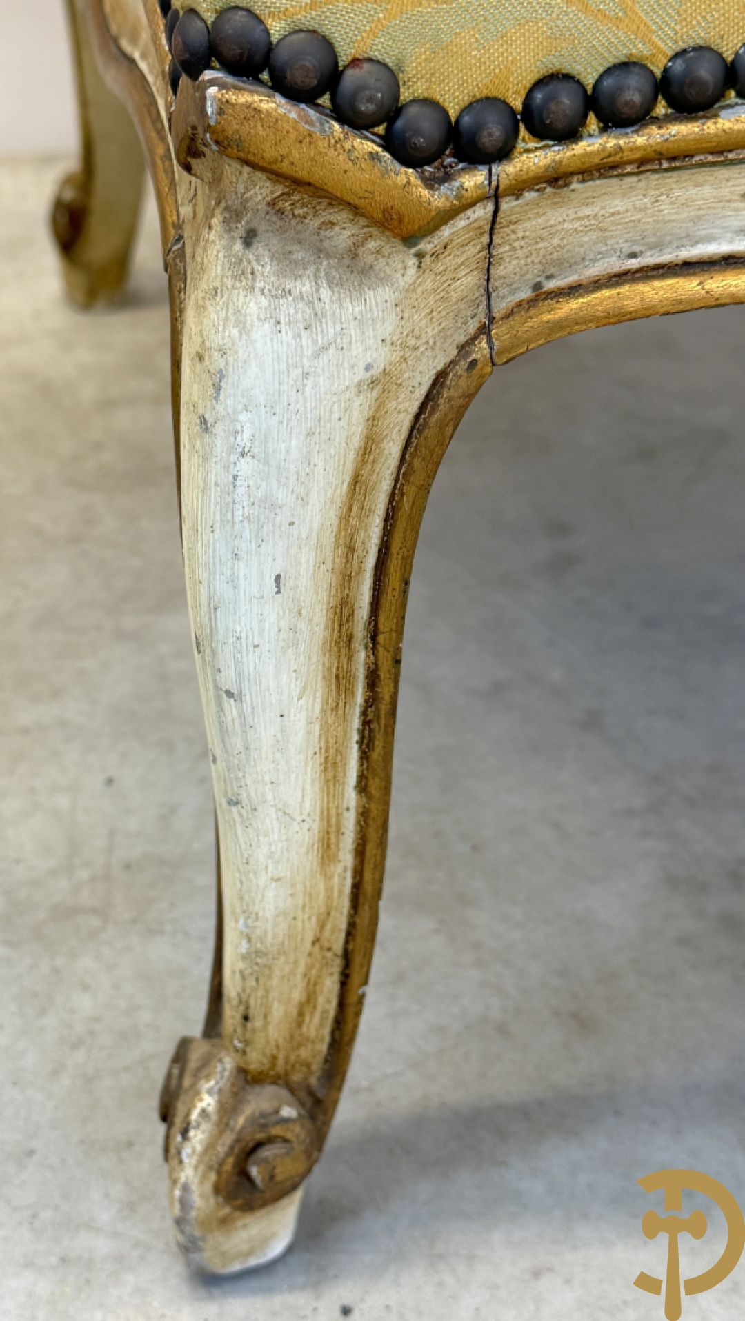 Paar Louis XV bergères met wangen, gesculpteerde accanthusranken en bloemenmotieven