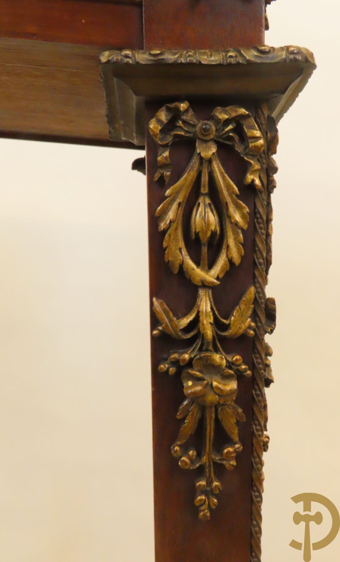 Notelaren staander bezet met bronsbeslag van musicerende cupido