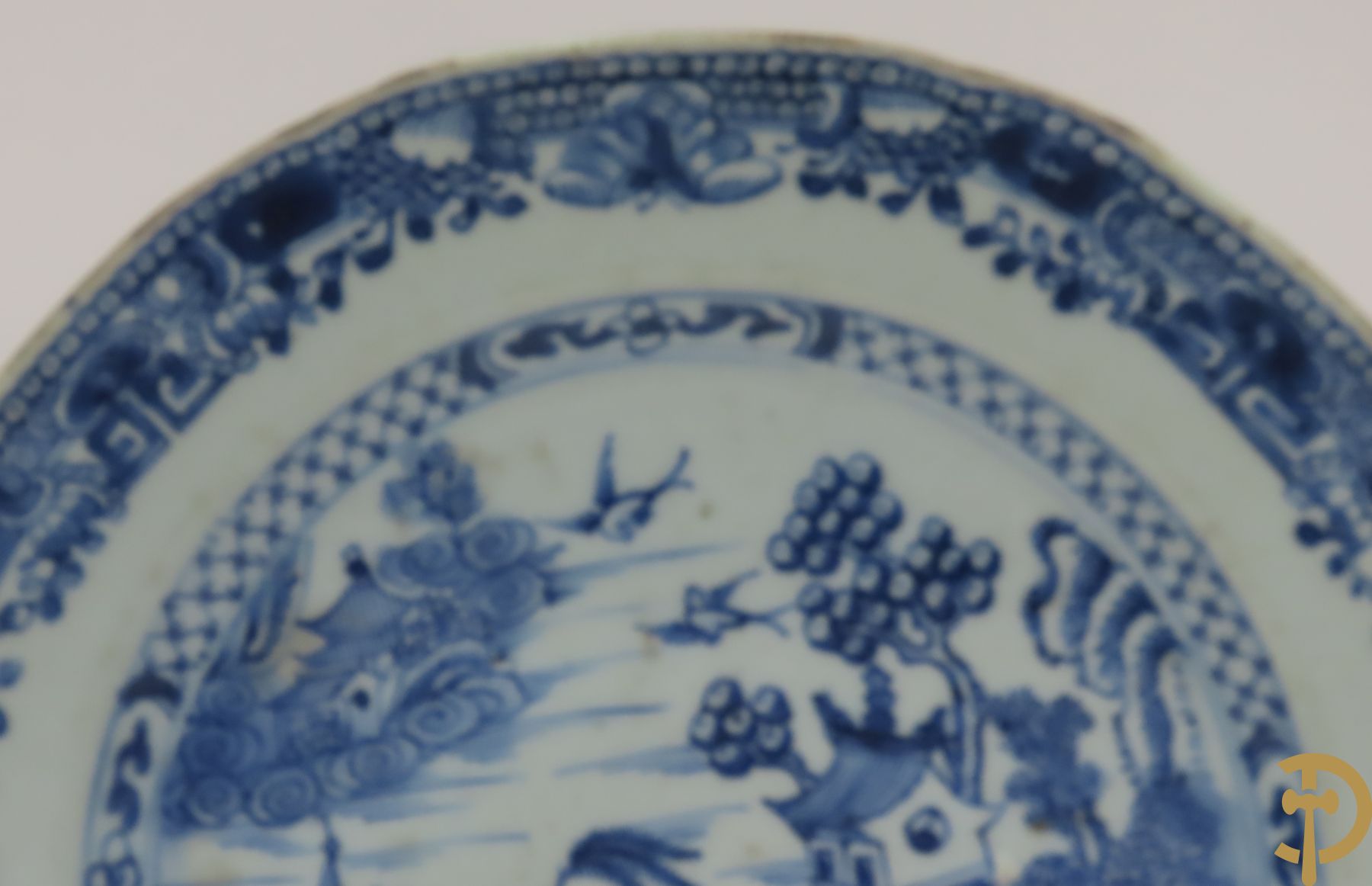 Drie Chinese blauw/wit porseleinen bordjes met landschapsdecor + Chinese porseleinen potiche met landschapsdecor