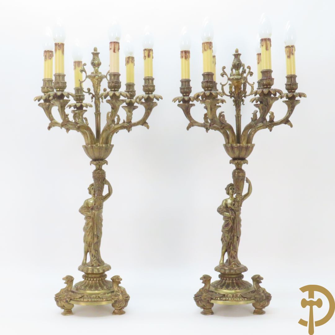 Paar bronzen kandelaars met dame houdende een toorts met 6 kaarsen