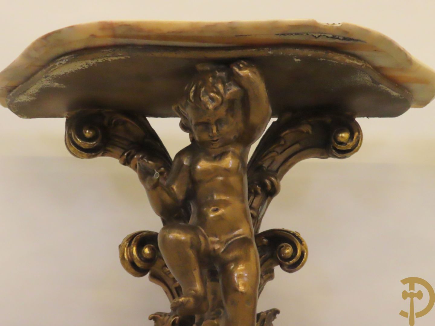 Twee vergulde consooltjes met cupido