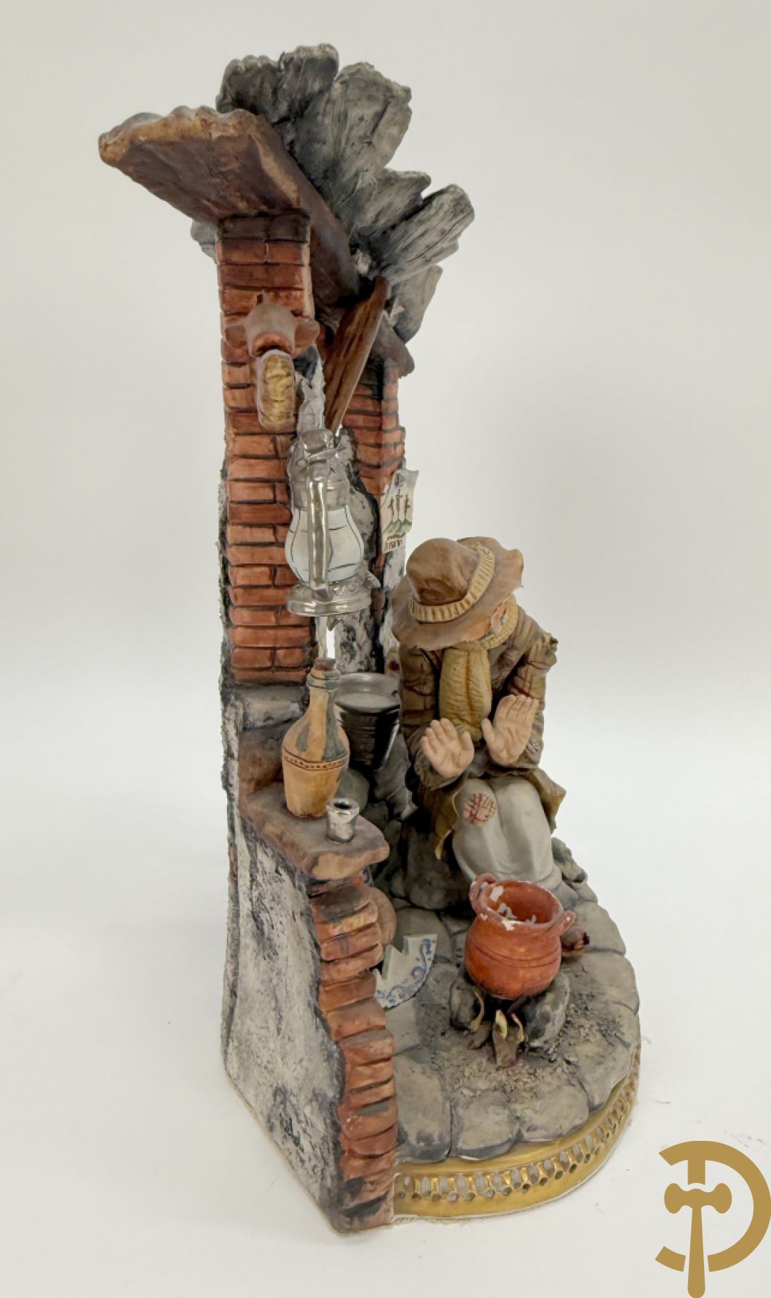 Zes porseleinen groepen Capo di Monte : Paarden met koets, oude man op bank, dame met kinderen, cupido