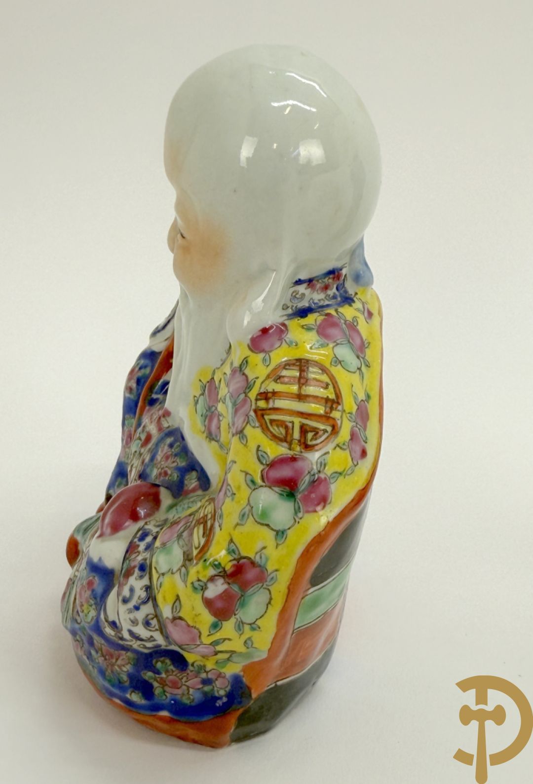 Vier Chinese porseleinen wijsgeren waarvan 1 gestempeld