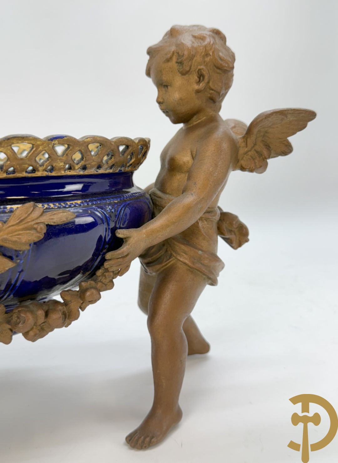 Blauwe coupe gehouden door paar zamak cupido