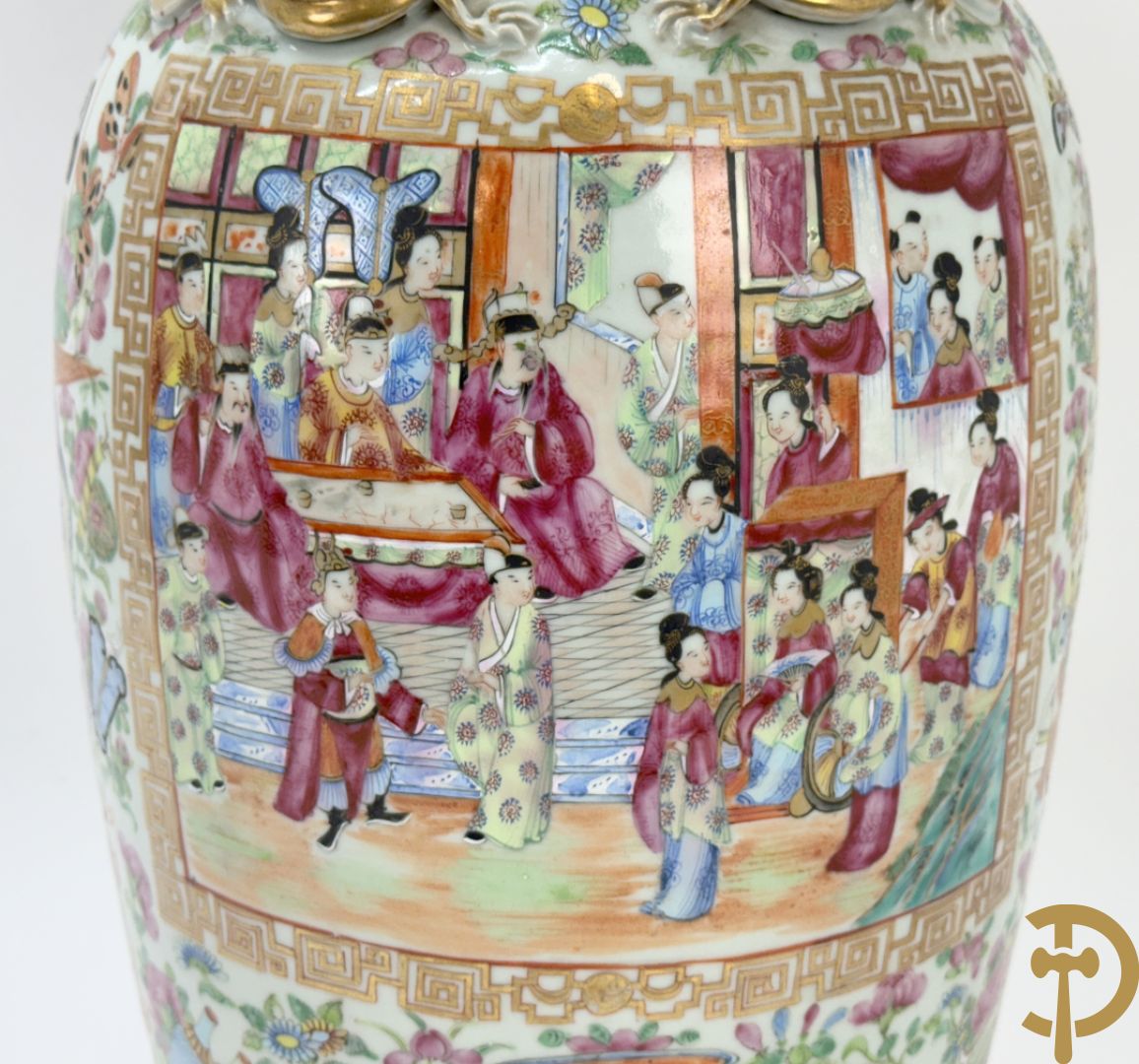 Chinese porseleinen Kanton vaas met geanimeerde hoftaferelen, natuurmotieven, fauna en floradecor
