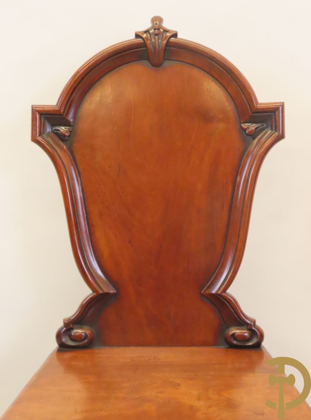 Twee Engelse mahoniehouten hall chairs, 2e helft 19e