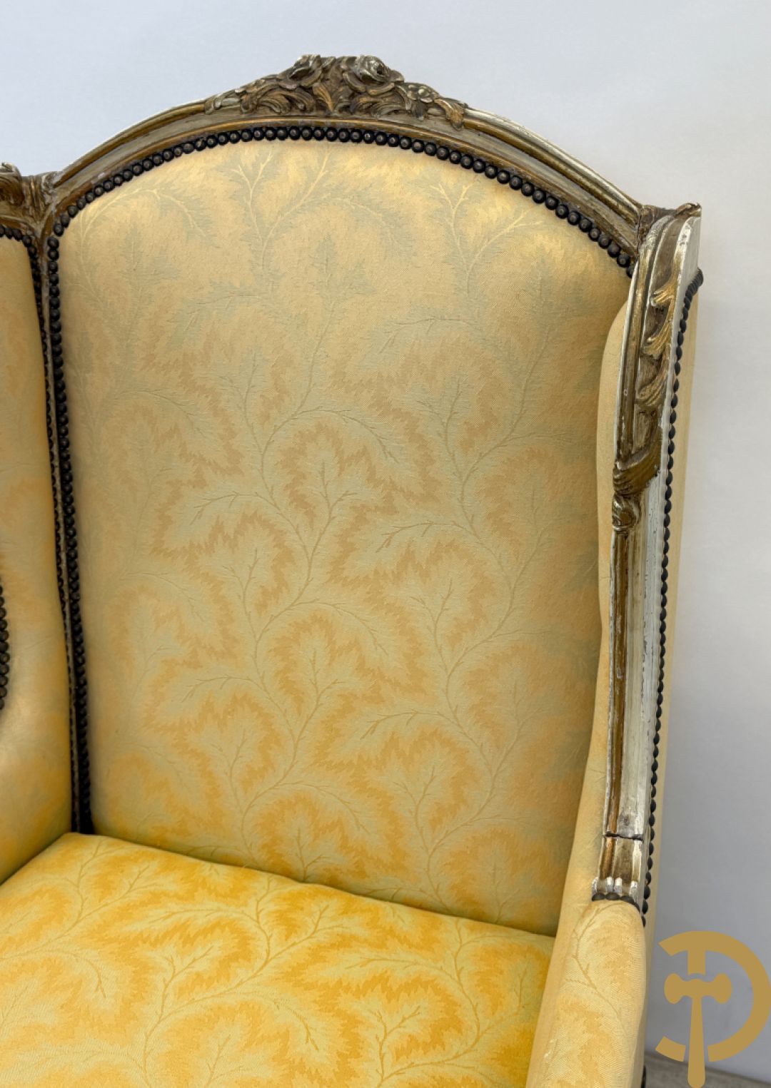 Paar Louis XV bergères met wangen, gesculpteerde accanthusranken en bloemenmotieven