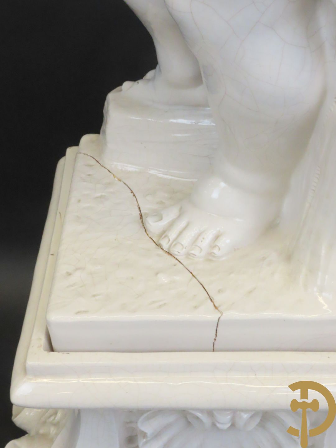 Engel met druiventrossen in Italiaanse majolica op sokkel