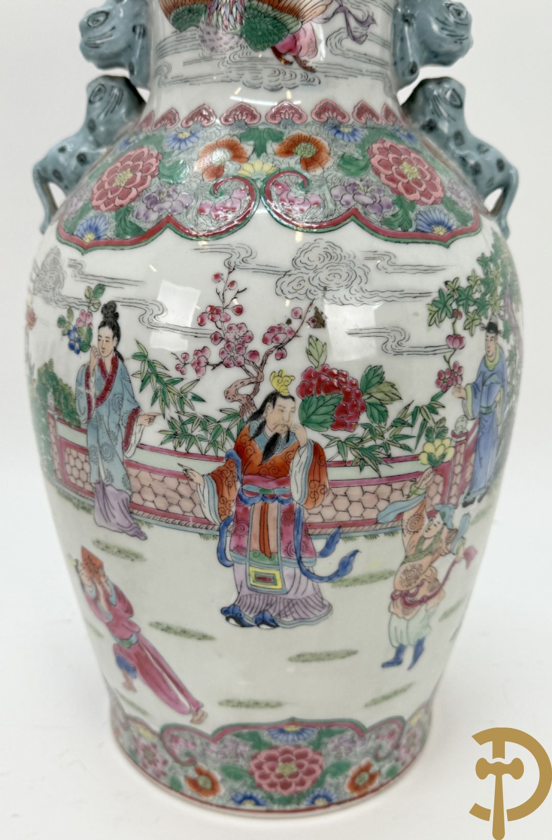 Paar Chinese porseleinen vazen met geanimeerd tafereel