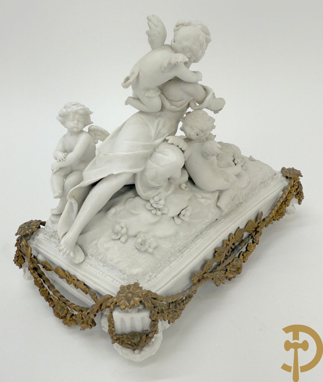 Biscuittafereel met dame met strik en 3 cupido